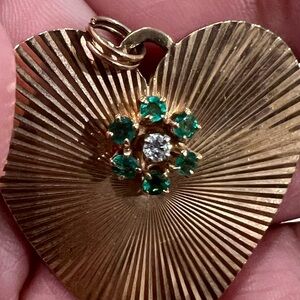 Vintage 14 K Emerald Flauted heart pendant in Yellow gold.